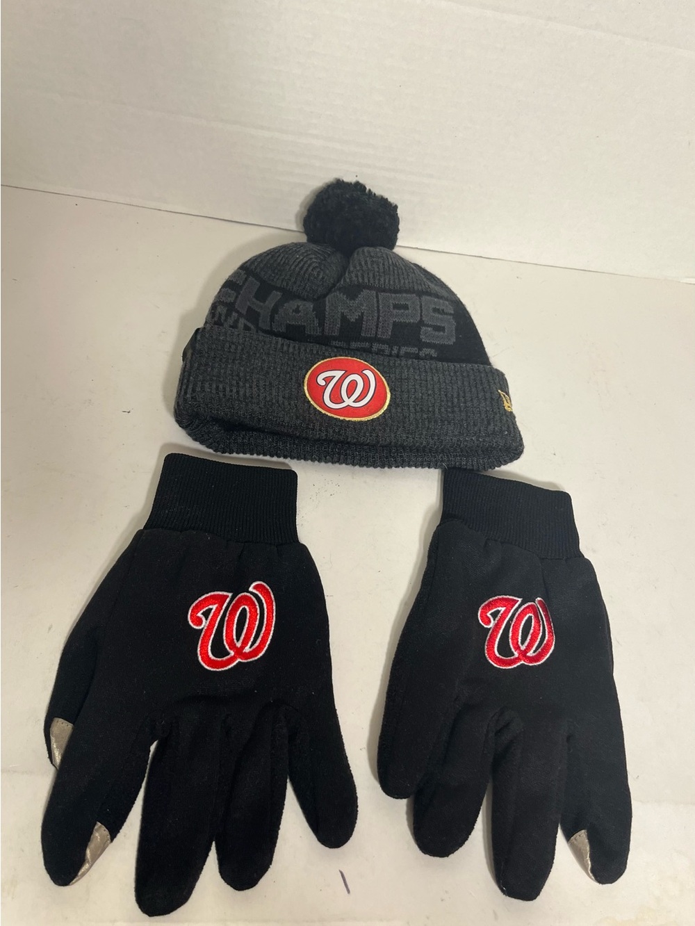NEW Men's Washington Nationals World Series Pom Beanie & Gloves (Cell Phone Use)